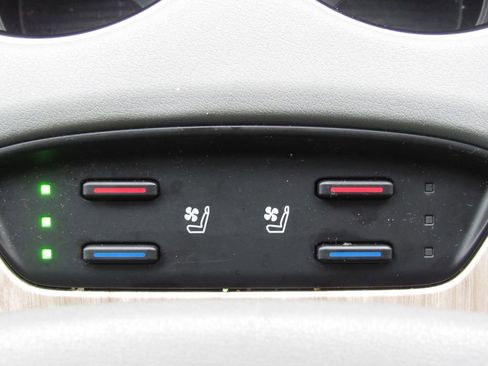 Certified 2024 Toyota Venza Limited image 29