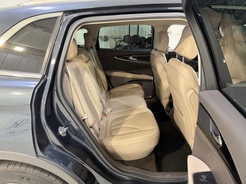 Used 2022 Lincoln Nautilus FWD w/ Premium Package image 12