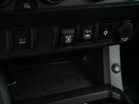 Used 2019 Toyota Tacoma TRD Sport AWD/4WD image 31