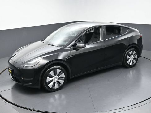 Used 2023 Tesla Model Y 2WD image 40
