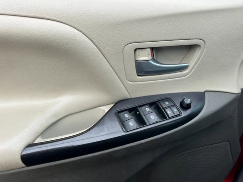 Used 2017 Toyota Sienna LE image 13