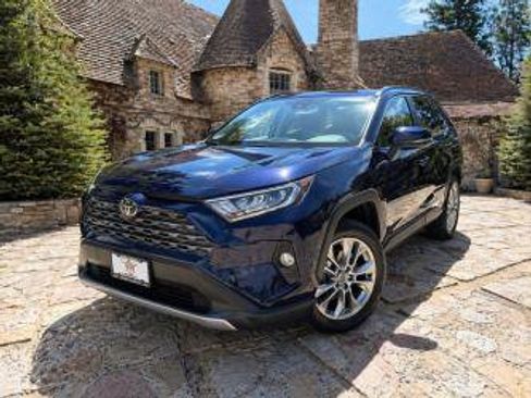 Used 2019 Toyota RAV4 Limited w/ Carpet Mat Package FWD image 2