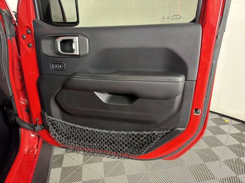 Used 2018 Jeep Wrangler Unlimited Sahara AWD/4WD image 13