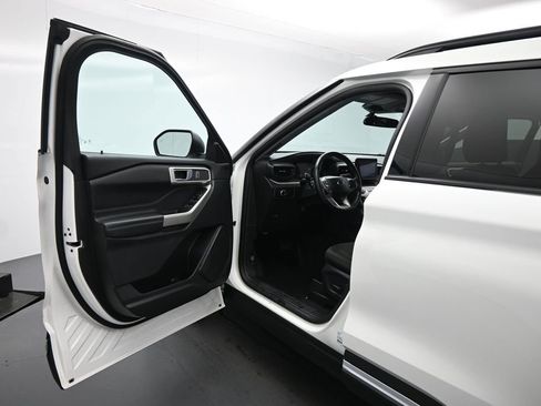 Certified 2024 Ford Explorer XLT RWD image 8