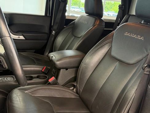 Used 2018 Jeep Wrangler Sahara w/ Connectivity Group AWD/4WD image 13