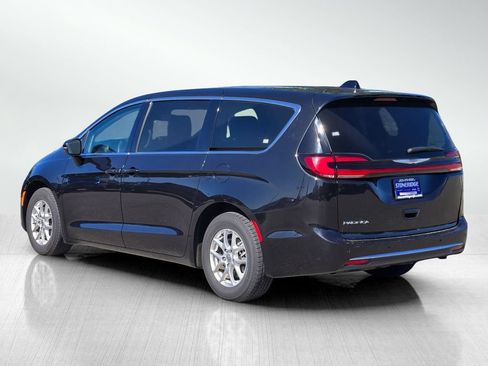 Used 2023 Chrysler Pacifica Touring-L FWD image 6