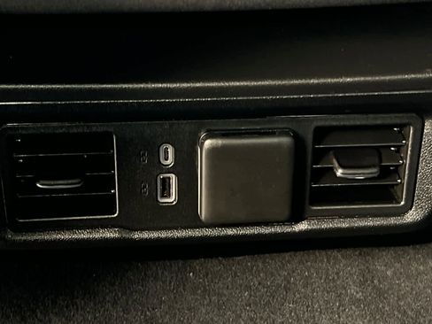 Used 2025 GMC Sierra 1500 Elevation image 14