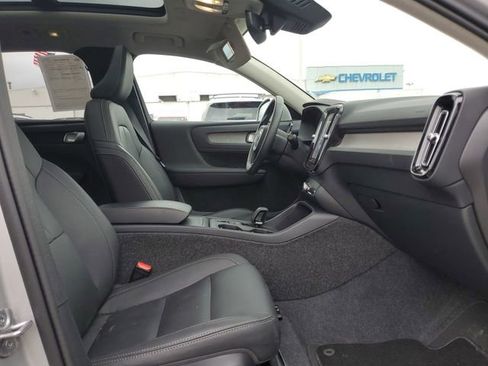 Used 2025 Volvo XC40 B5 Core image 27