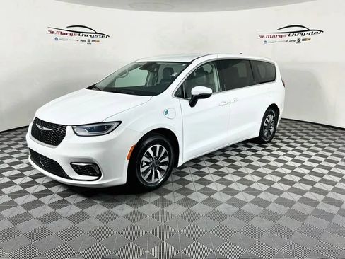 Used 2023 Chrysler Pacifica Touring-L FWD image 4