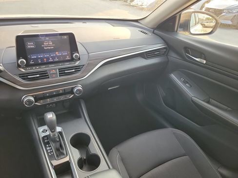 Used 2025 Nissan Altima 2.5 SV FWD image 14