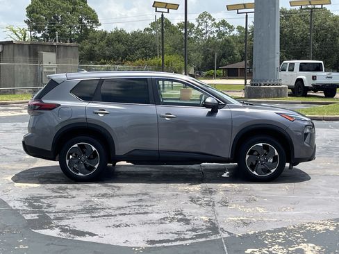 Used 2024 Nissan Rogue SV AWD/4WD image 11