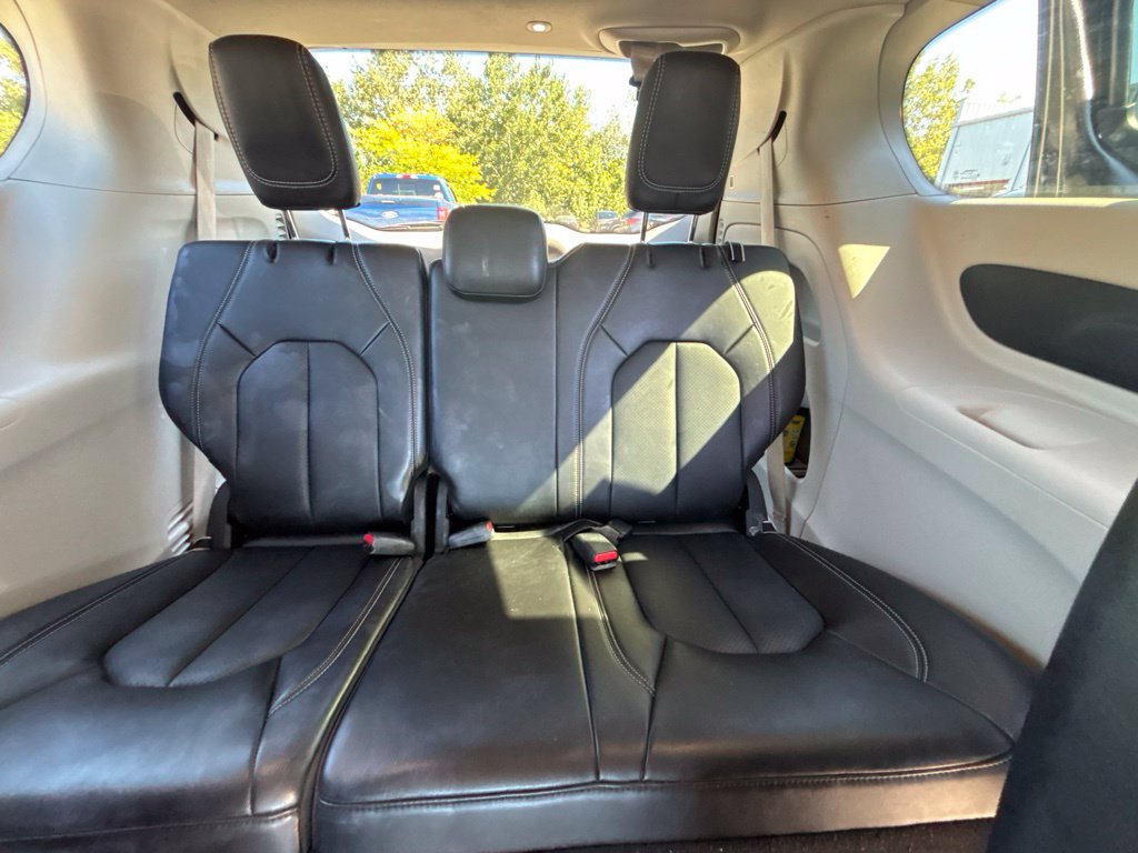 Used 2024 Chrysler Pacifica Touring-L FWD image 14
