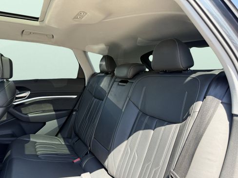 Used 2019 Audi e-tron Prestige w/ Prestige Package image 42