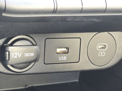 Used 2024 Hyundai Elantra Limited image 9