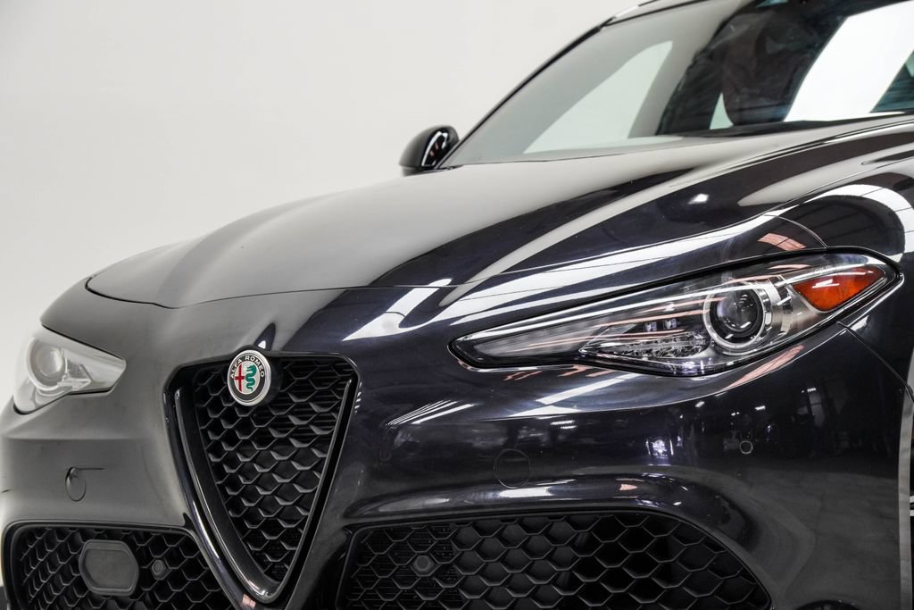 Used 2023 Alfa Romeo Giulia Veloce RWD image 2