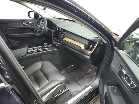 Used 2023 Volvo XC60 B5 Plus w/ Climate Package AWD/4WD image 19