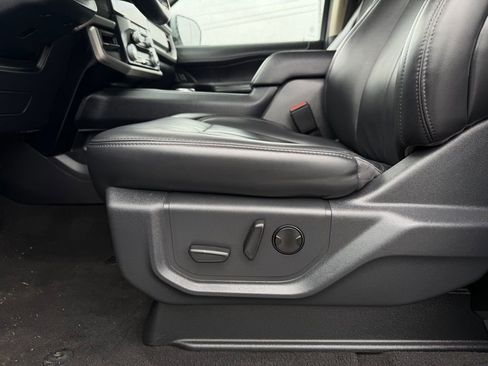 Used 2024 Ford Expedition XLT RWD image 12