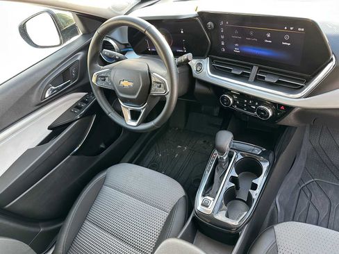 Used 2025 Chevrolet Trax LT w/ LT Convenience Package image 11