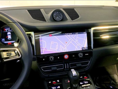 Certified 2025 Porsche Macan image 16