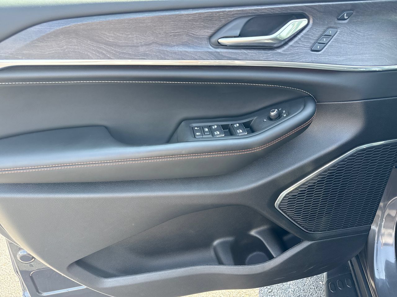 Used 2025 Jeep Grand Cherokee L Overland w/ Luxury Tech Group IV AWD/4WD image 18