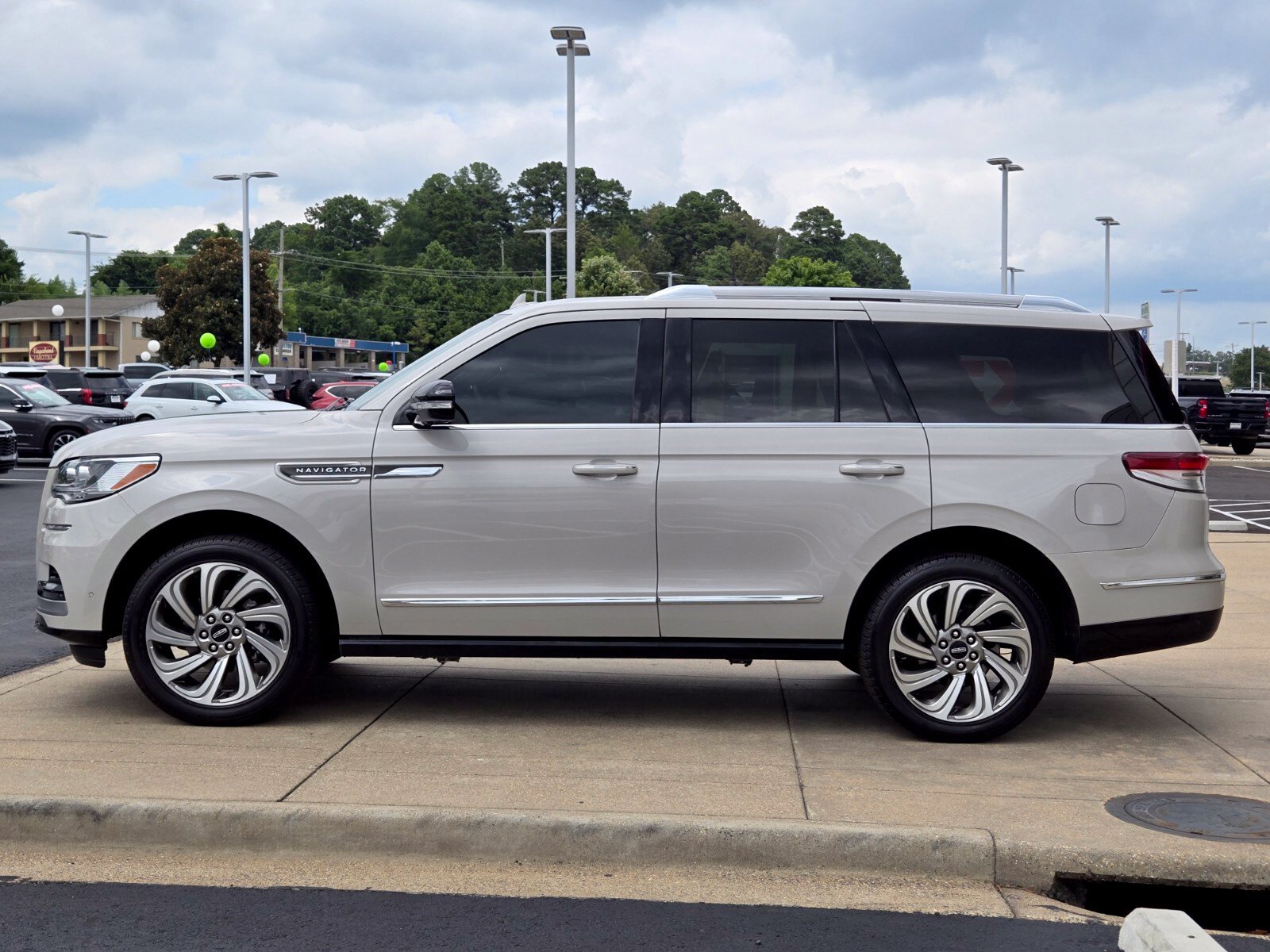 Used 2023 Lincoln Navigator Reserve AWD/4WD image 2