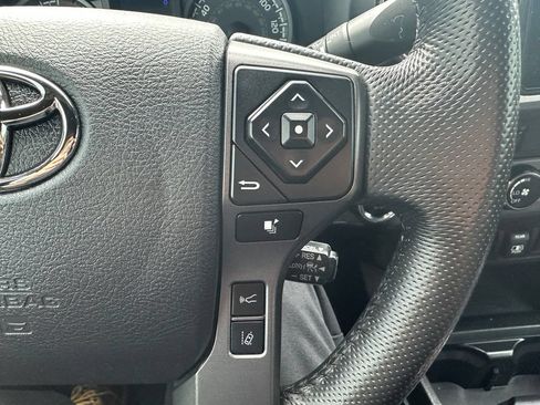 Used 2018 Toyota Tacoma TRD Off-Road w/ Technology Package AWD/4WD image 21