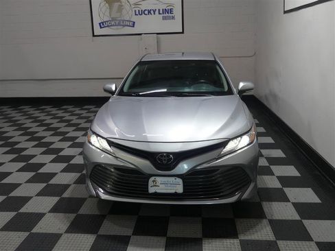 Used 2018 Toyota Camry XLE FWD image 3