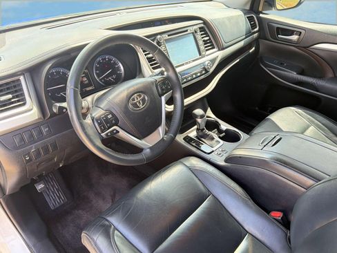 Used 2016 Toyota Highlander XLE FWD image 4
