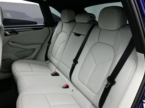 Certified 2025 Porsche Macan AWD/4WD image 14