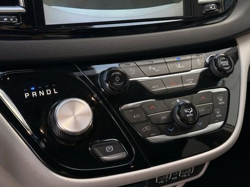 Used 2024 Chrysler Pacifica Touring-L image 19