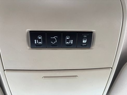 Used 2014 Chrysler Town & Country Limited FWD image 20