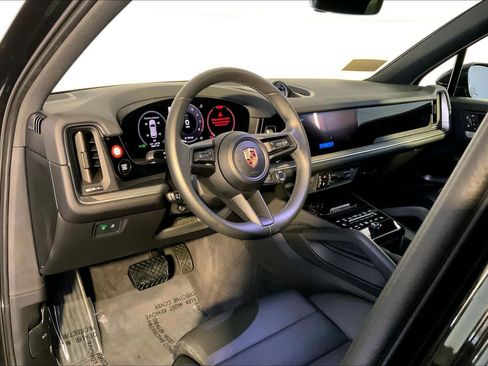 Used 2025 Porsche Cayenne image 4