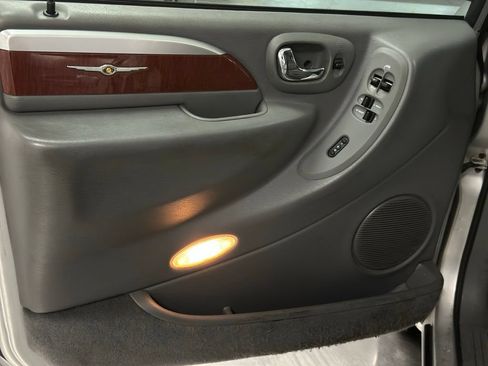 Used 2005 Chrysler Town & Country Limited FWD image 17