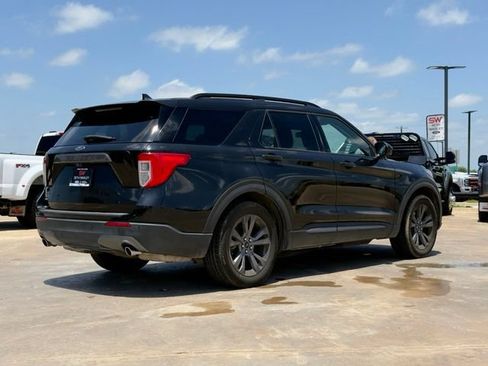 Used 2022 Ford Explorer XLT w/ Equipment Group 202A RWD image 2