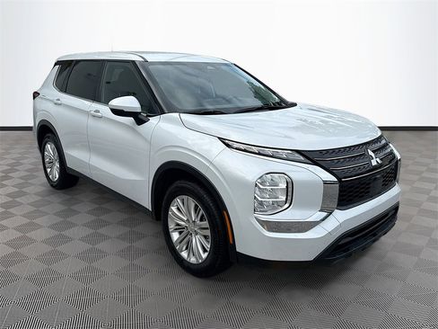 Used 2024 Mitsubishi Outlander ES image 4