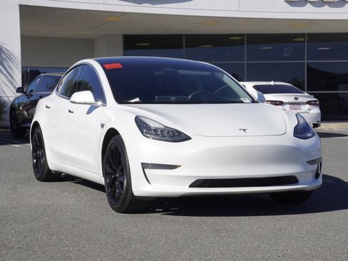Used 2020 Tesla Model 3 Standard Range Plus image 2