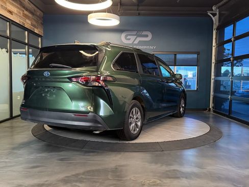 Used 2023 Toyota Sienna LE AWD/4WD image 3
