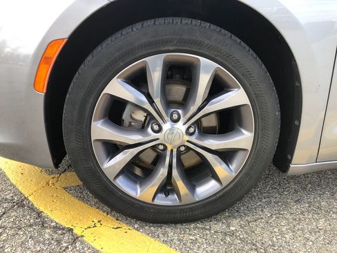 Used 2018 Chrysler Pacifica Limited w/ Tire & Wheel Group FWD image 13