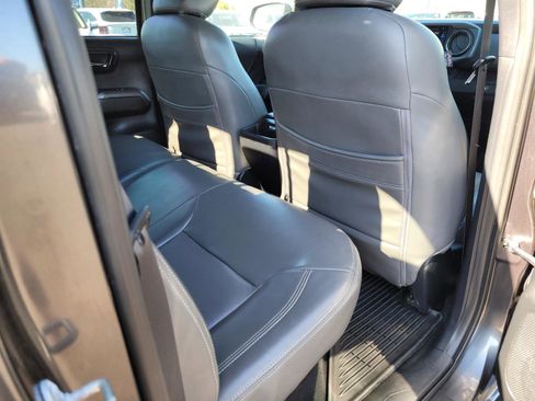 Used 2017 Toyota Tacoma TRD Sport image 19