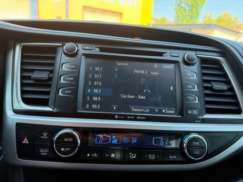 Used 2018 Toyota Highlander SE image 26