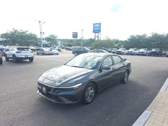 Used 2025 Hyundai Elantra SE FWD image 6