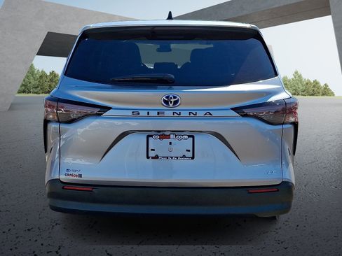 Used 2025 Toyota Sienna LE FWD image 5
