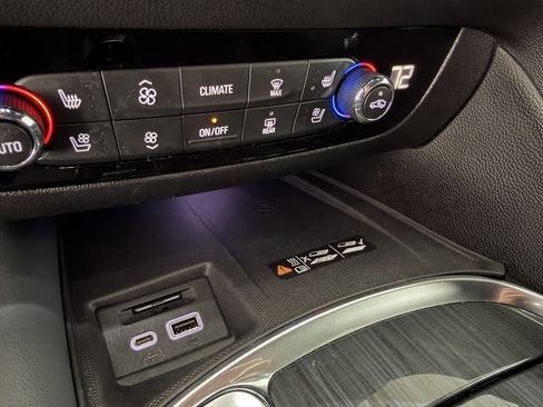 Used 2024 Buick Enclave Premium image 3