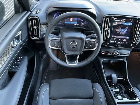 Certified 2025 Volvo XC40 B5 Plus image 5