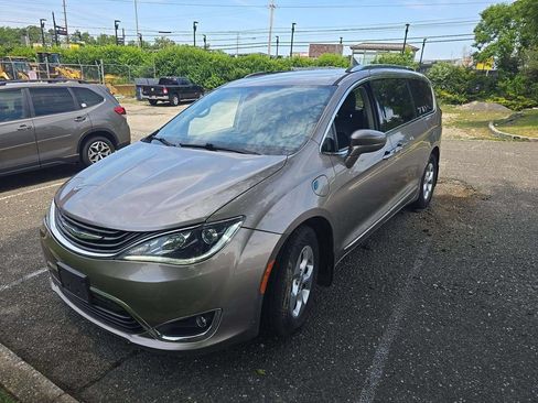 Used 2018 Chrysler Pacifica Touring-L FWD image 1