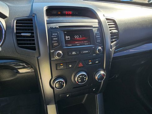 Used 2013 Kia Sorento LX w/ Convenience Pkg image 18