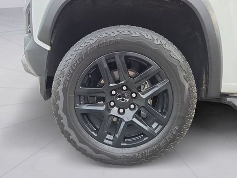 Used 2024 Chevrolet Colorado Trail Boss w/ Technology Package AWD/4WD image 9
