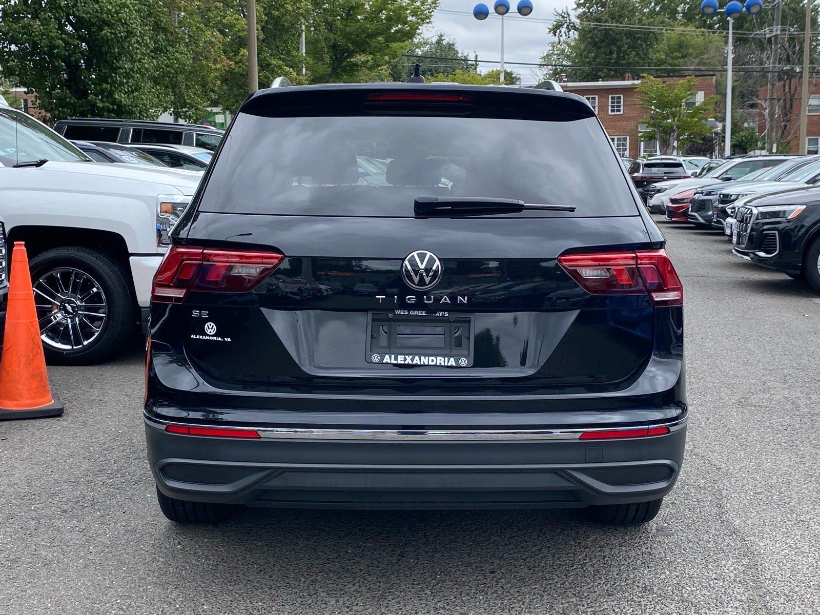 Certified 2023 Volkswagen Tiguan SE w/ Panoramic Sunroof Package FWD image 4