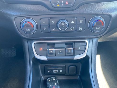 Used 2024 GMC Terrain SLT image 33