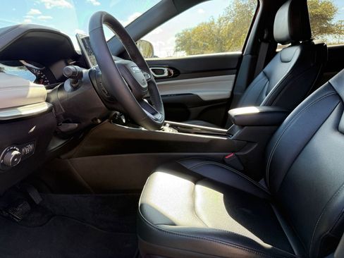 Used 2025 Jeep Compass Limited image 27